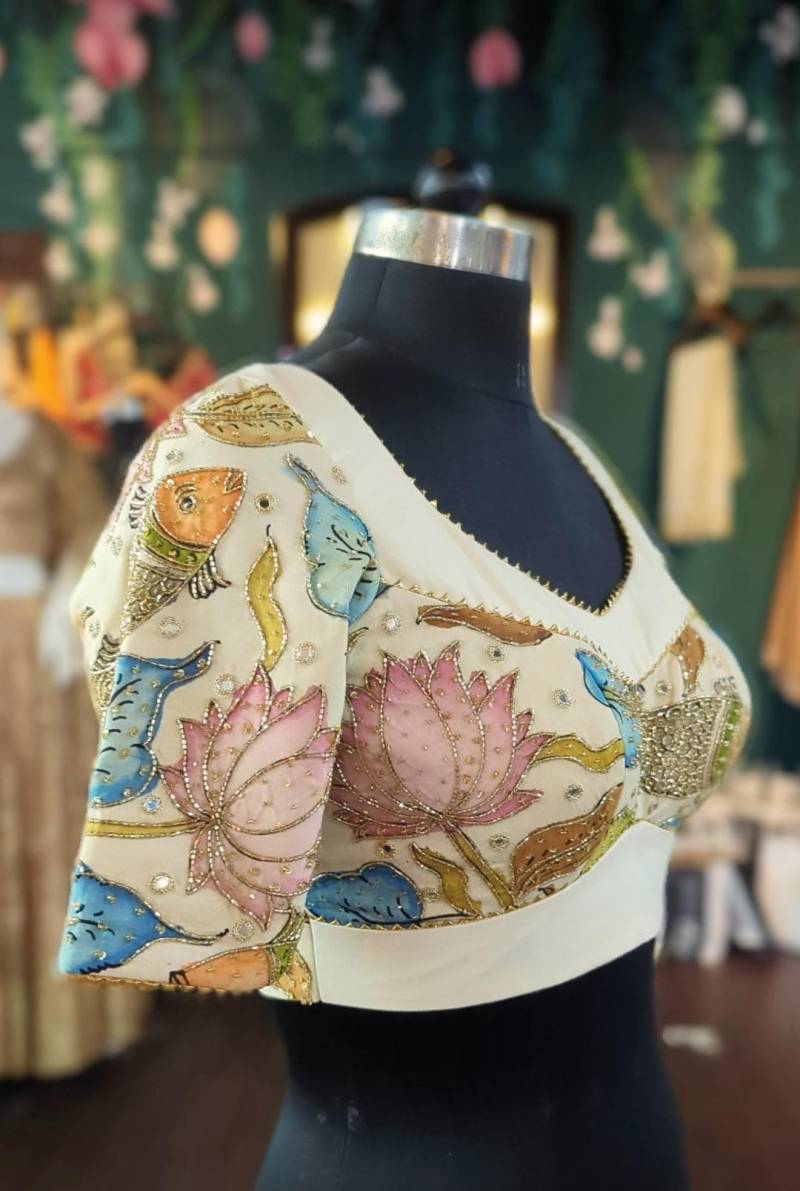 Handbemalte Kalamkari Bluse Gestickte Spiegelarbeit, Designer Sari Top von GiaExquisiteIndian