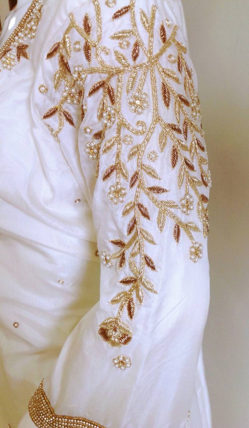 Elfenbein Reine Seide Kurta Set Mit Perle & Zardozi Stickerei von GiaExquisiteIndian