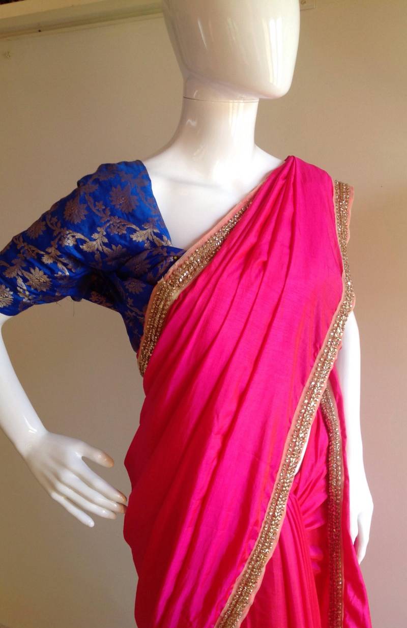 Leuchtender Pink Semi-Seide Saree Mit Goldsteinarbeiten & Blauer Brokat-Bluse von GiaExquisiteIndian