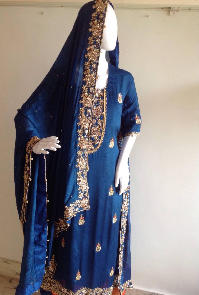 Marineblaues Handbesticktes Georgette Kurta Set Mit Orangem Brokat Patiala & Dupatta von GiaExquisiteIndian