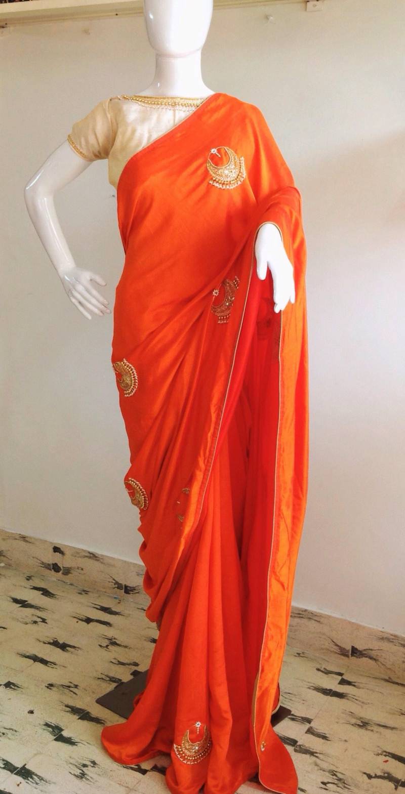 Orange Semi Silk Saree Mit Chaandbali Stickerei & Passender Bluse von GiaExquisiteIndian