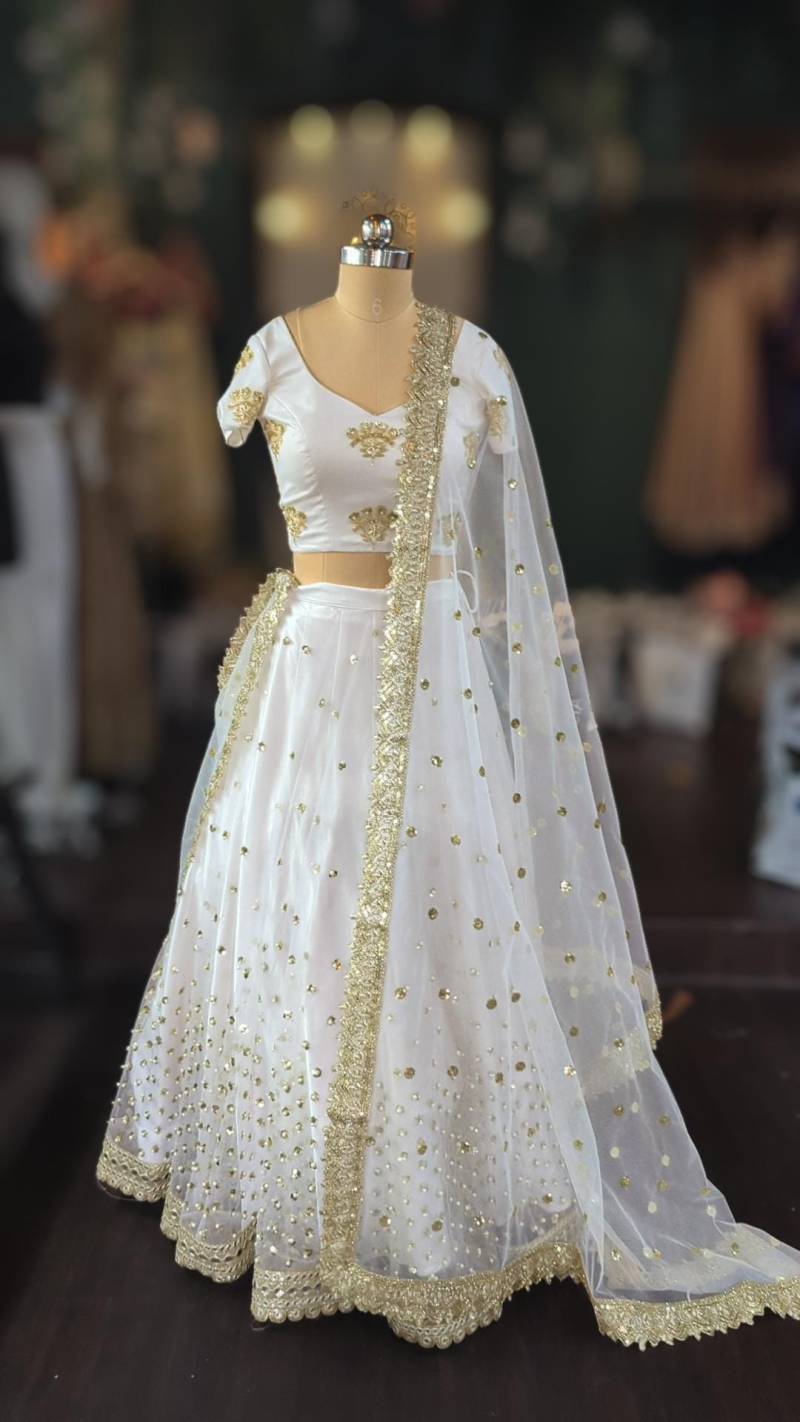 Weiß Und Gold Pailletten Lehenga & Bestickte Bluse von GiaExquisiteIndian