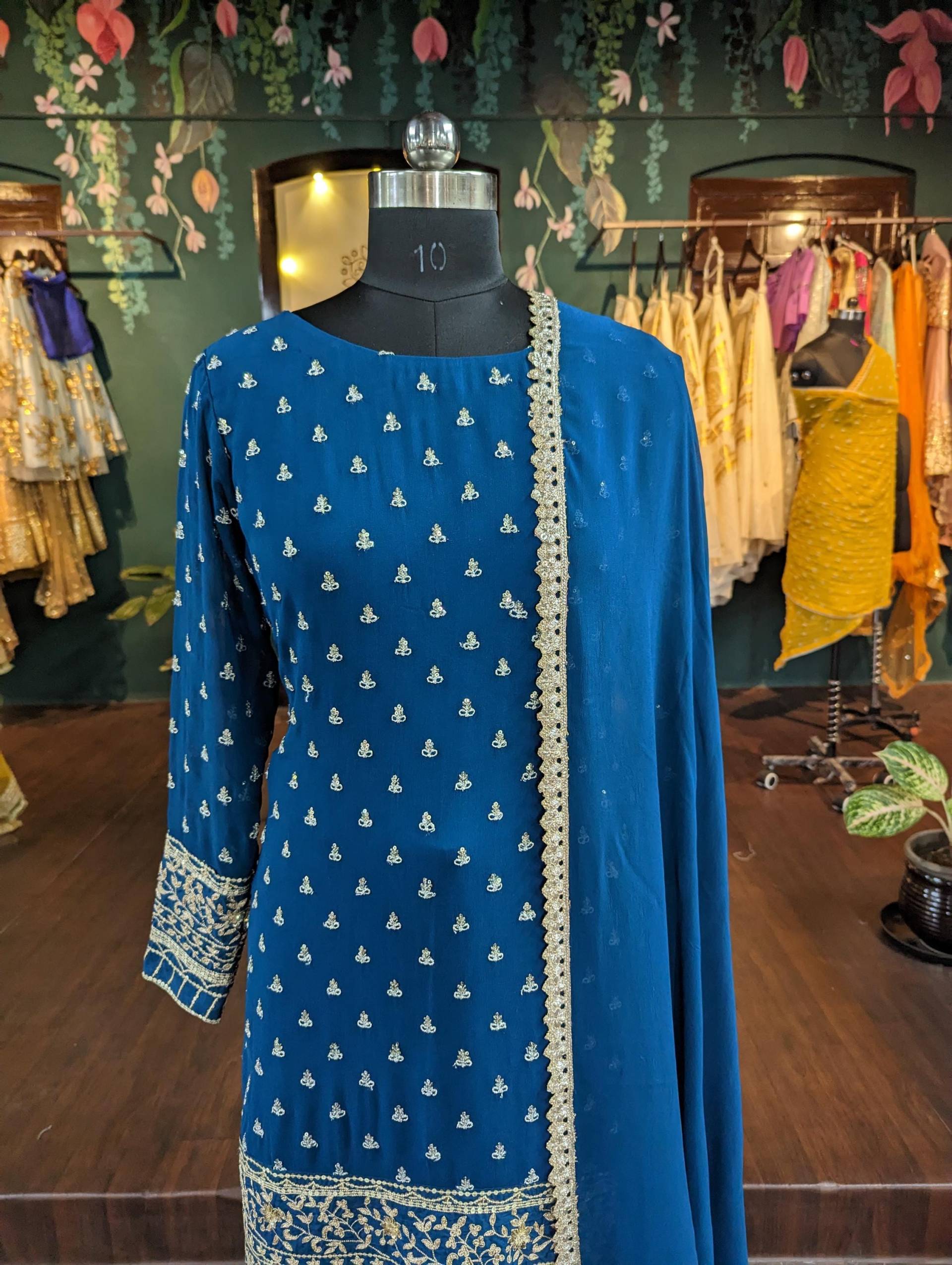 Türkises Georgette Sharara Set Mit Paillettenarbeiten Türkises Georgette Sharara Set Mit Paillettenarbeiten von GiaExquisiteIndian