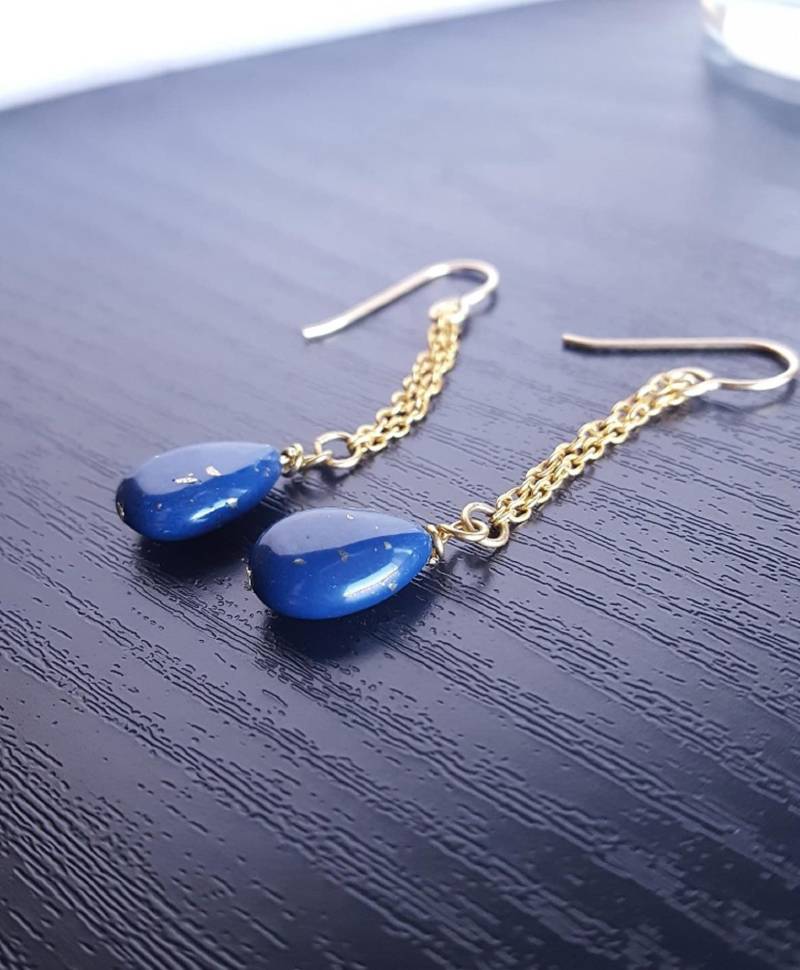 Blaue Glasperlen Tropfen Und Gold Metall Kette Ohrringe Blaue Glasperlen Tropfen Und Gold Metall Kette Ohrringe von GiantPurpleWhale
