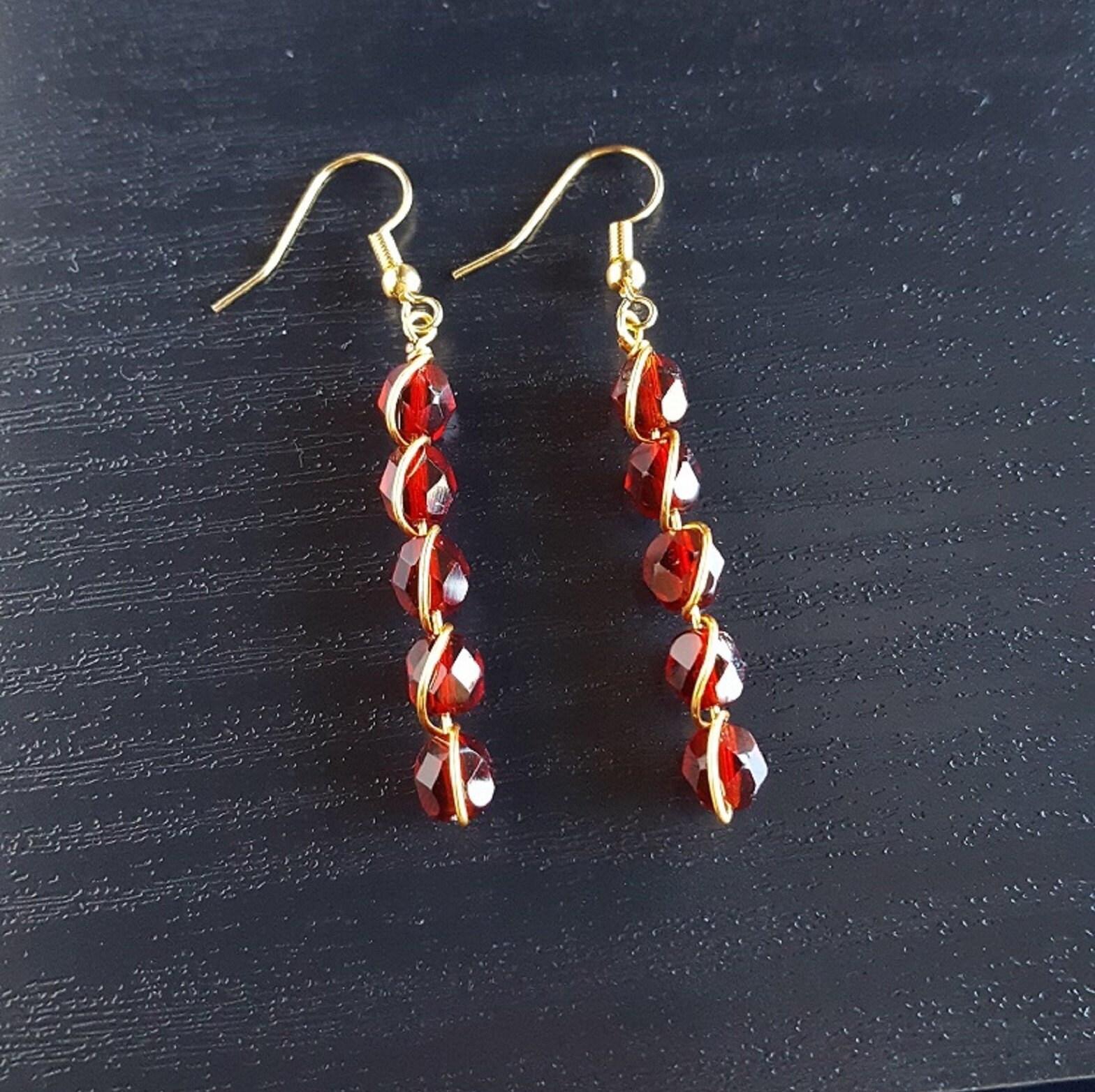 Dunkelrote Facettierte Glasperle Und Gold Wire Wrap Ohrringe von GiantPurpleWhale