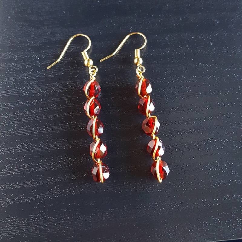 Dunkelrote Facettierte Glasperle Und Gold Wire Wrap Ohrringe Dunkelrote Facettierte Glasperle Und Gold Wire Wrap Ohrringe von GiantPurpleWhale