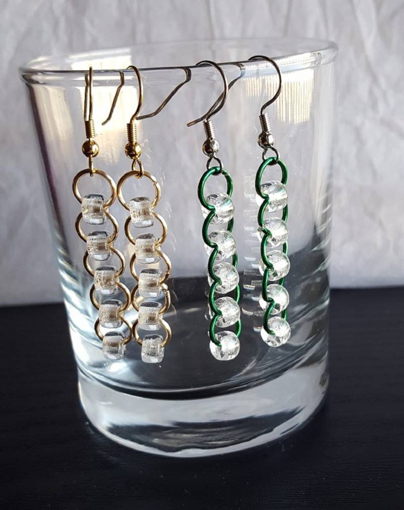 Goldene Oder Grüne Metallcreolen Und Klare Glasperlen-Ohrringe Goldene Oder Grüne Metallcreolen Und Klare Glasperlen-Ohrringe von GiantPurpleWhale