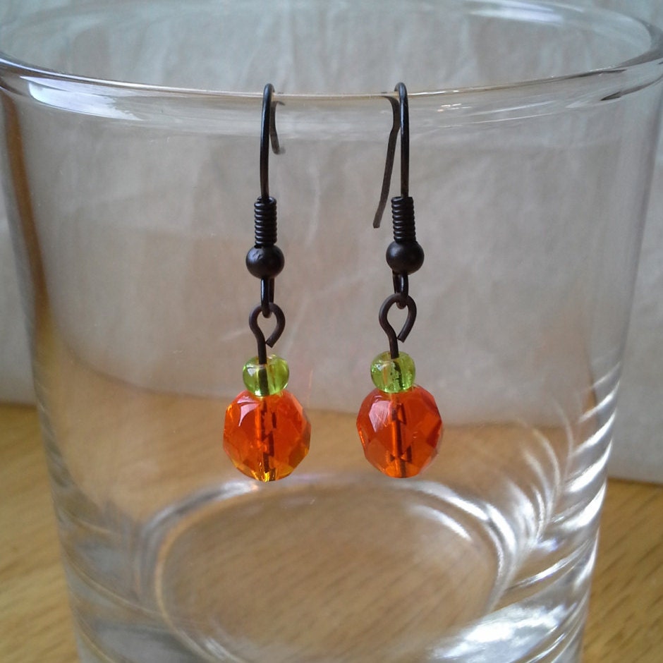 Halloween-Kürbis-Ohrringe Mit Orangen Und Grünen Glasperlen von GiantPurpleWhale