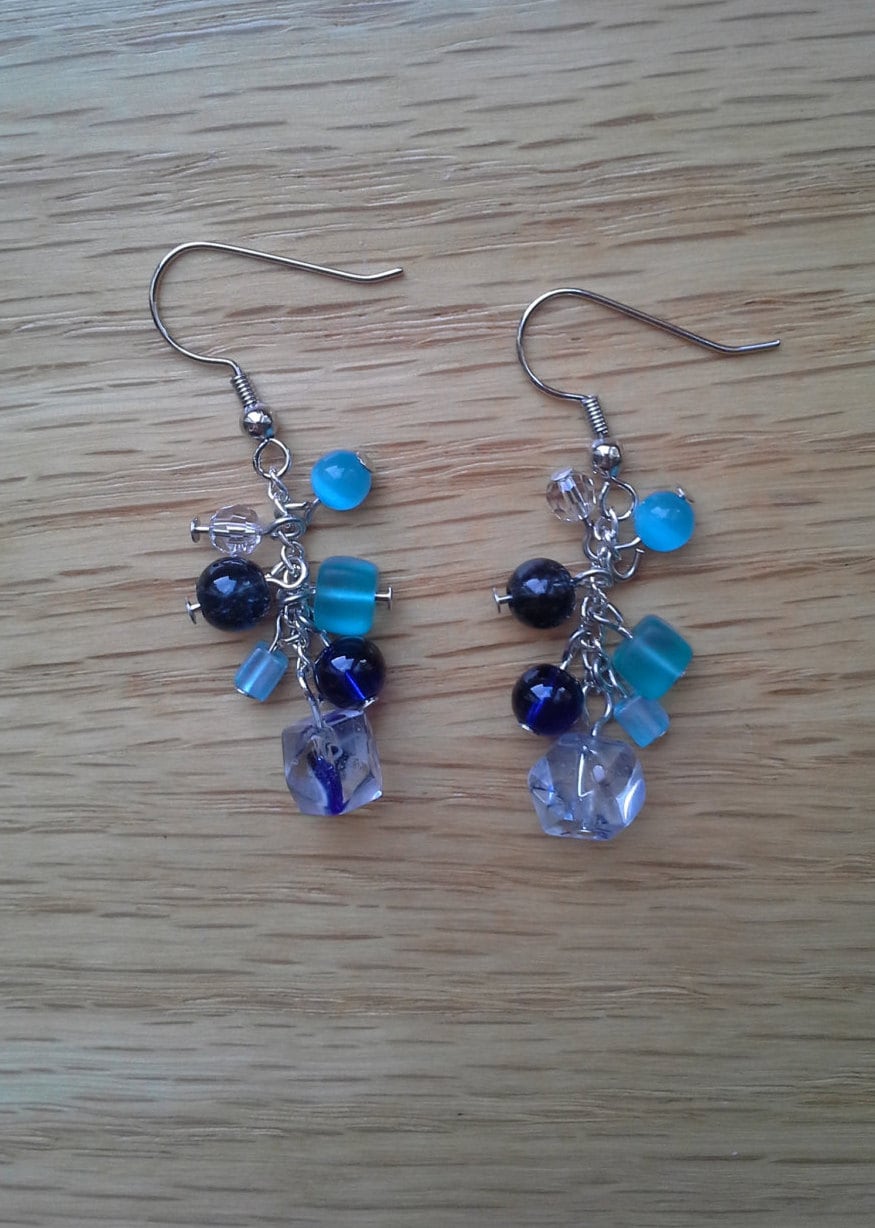 Licht Blau Und Dunkel Blauem Glas Perlen Cluster-Ohrringe von GiantPurpleWhale