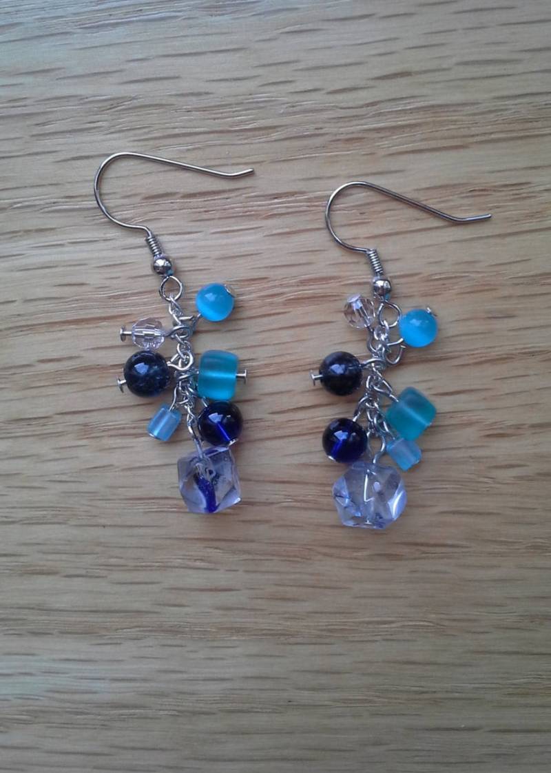 Licht Blau Und Dunkel Blauem Glas Perlen Cluster-Ohrringe Licht Blau Und Dunkel Blauem Glas Perlen Cluster-Ohrringe von GiantPurpleWhale