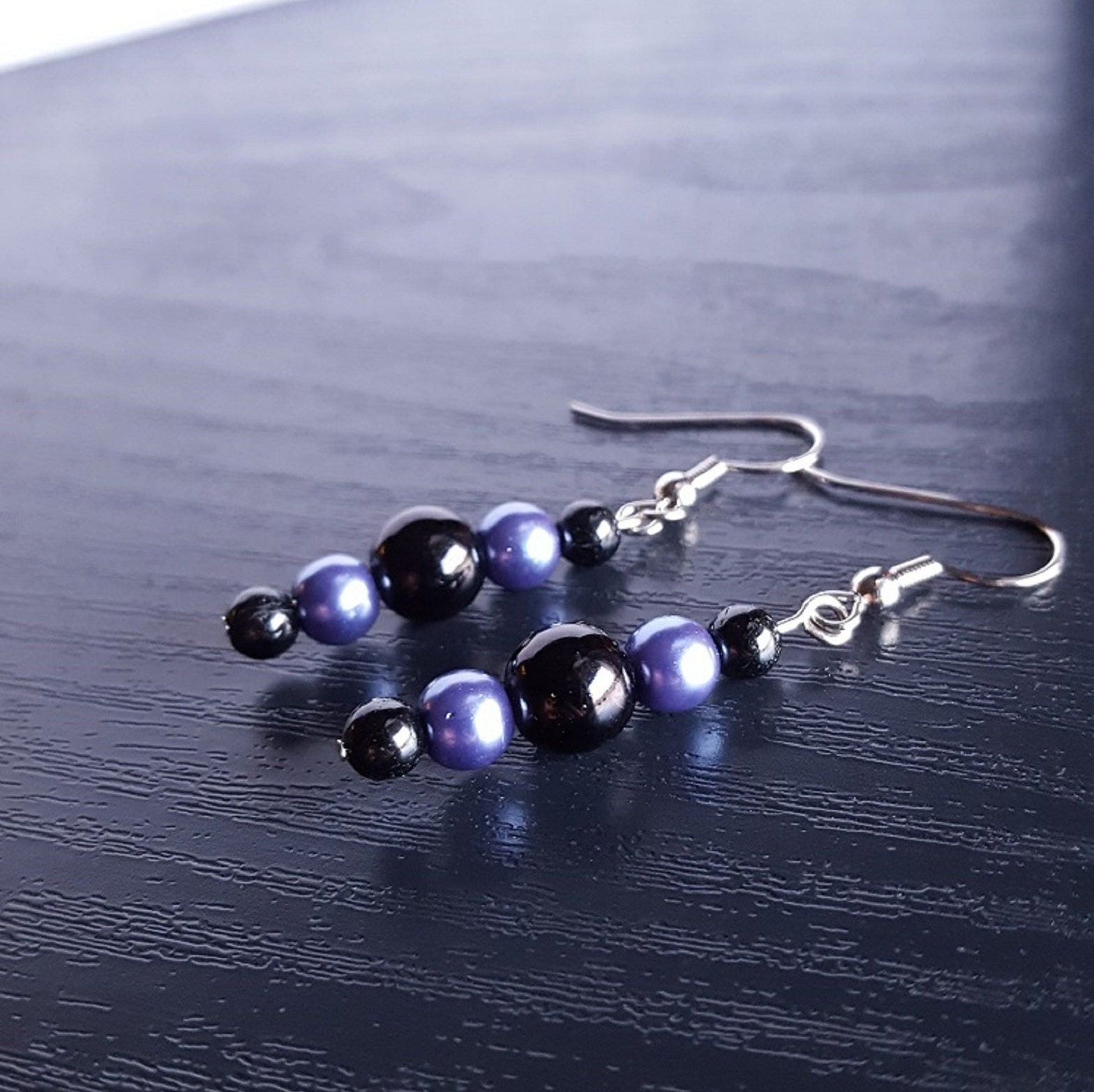 Schwarze Runde Perle Und Pearlescent Perlenohrringe - in Lila, Silber Rot von GiantPurpleWhale