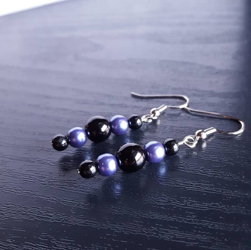 Schwarze Runde Perle Und Pearlescent Perlenohrringe - in Lila, Silber Rot Schwarze Runde Perle Und Pearlescent Perlenohrringe - in Lila, Silber Rot von GiantPurpleWhale