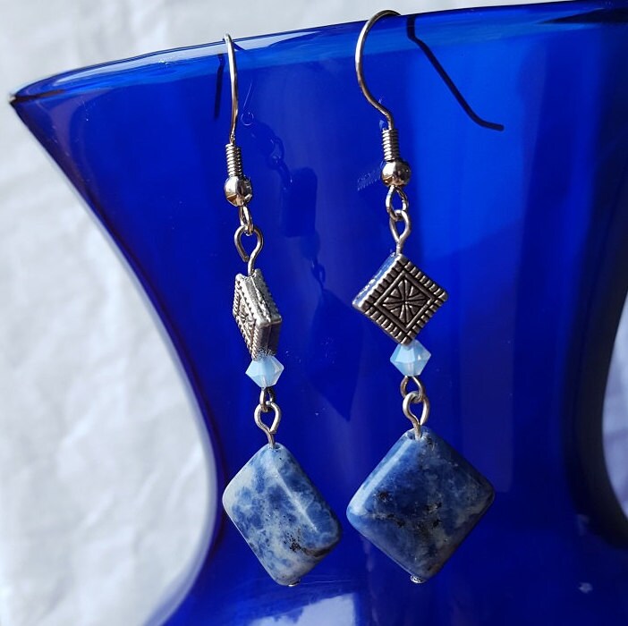 Sodalith Rautenförmige Ohrringe Mit Glas Und Metall Akzente Sodalith Rautenförmige Ohrringe Mit Glas Und Metall Akzente von GiantPurpleWhale