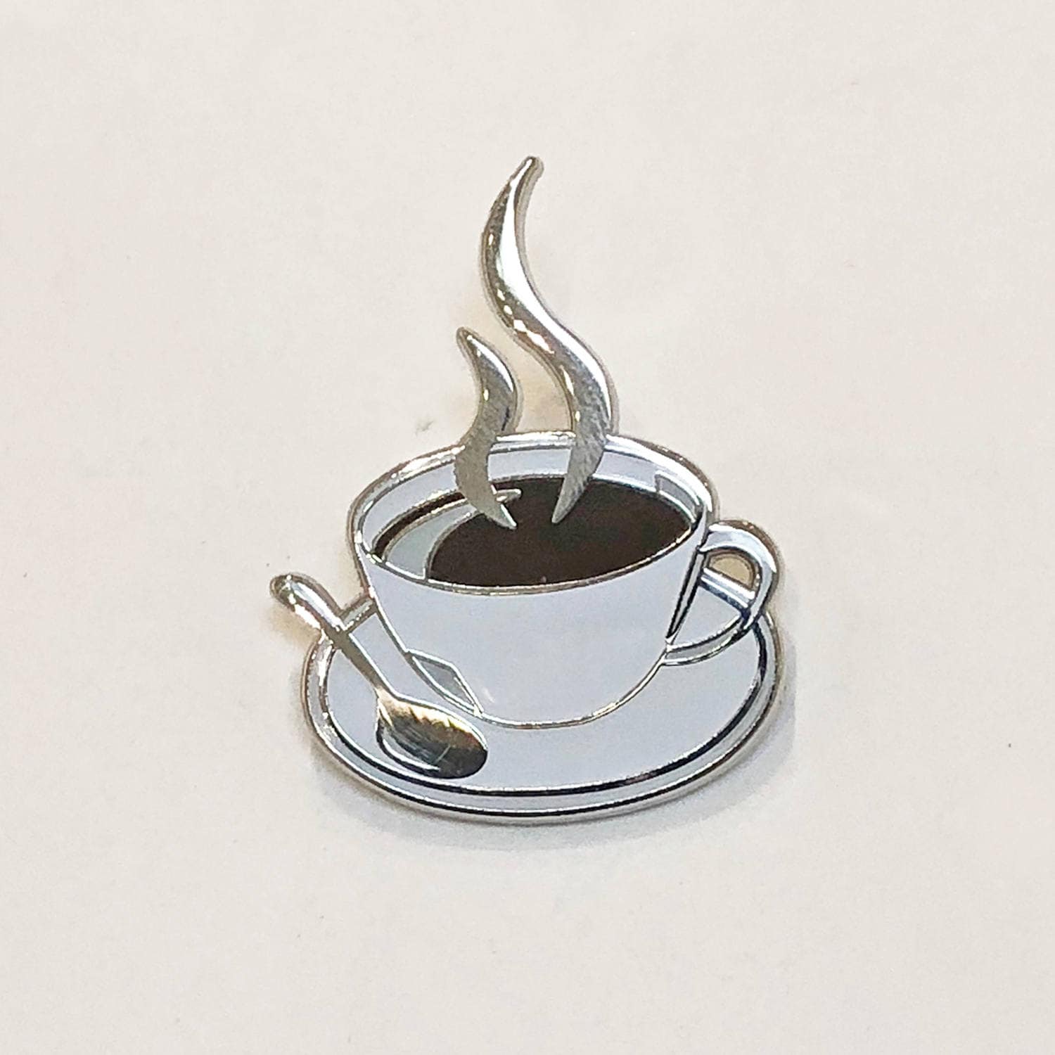 Schwarze Kaffeetasse Und Untertasse Emaille Pin Piping Hot Aus Einem Cafe Glow in Dark Schwarze Kaffeetasse Und Untertasse Emaille Pin Piping Hot Aus Einem Cafe Glow in Dark von GiantRobotStore