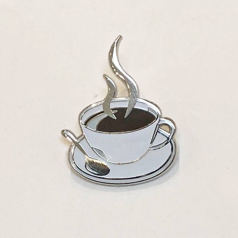 Schwarze Kaffeetasse Und Untertasse Emaille Pin Piping Hot Aus Einem Cafe Glow in Dark Schwarze Kaffeetasse Und Untertasse Emaille Pin Piping Hot Aus Einem Cafe Glow in Dark von GiantRobotStore