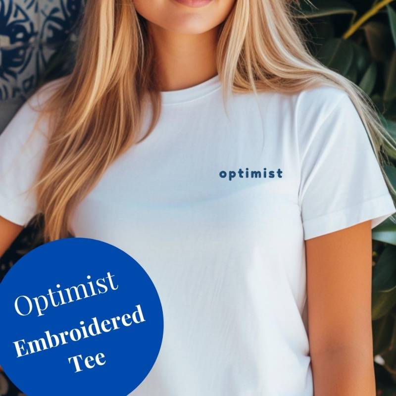 Für Den Ewigen Optimisten "Optimist Besticktes Kurzärmeliges Unisex-T-Shirt. T-Shirt. Shirt von GibsonMercantile