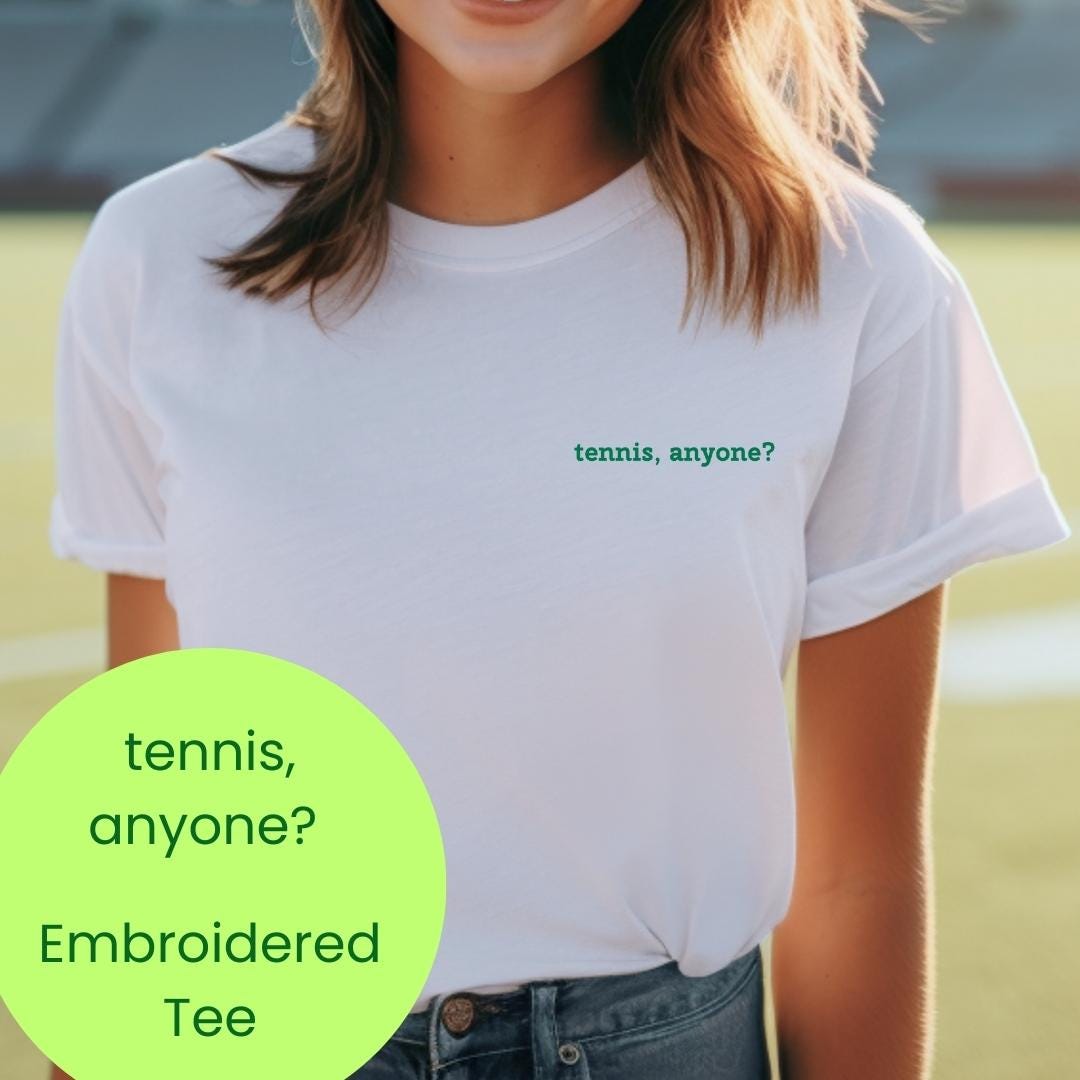 Tennis, Jeder? Besticktes Kurzärmel-Unisex-T-Shirt. T-Shirt. Shirt von GibsonMercantile