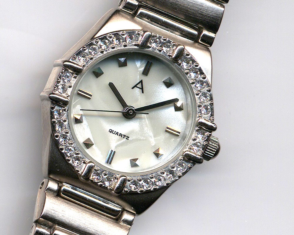 Damen Perlmutt Weiße Kristall Quarz Modeuhr Signiert "A" C1980Er Jahre Damen Perlmutt Weiße Kristall Quarz Modeuhr Signiert "A" C1980Er Jahre von GibsonsVintageShop