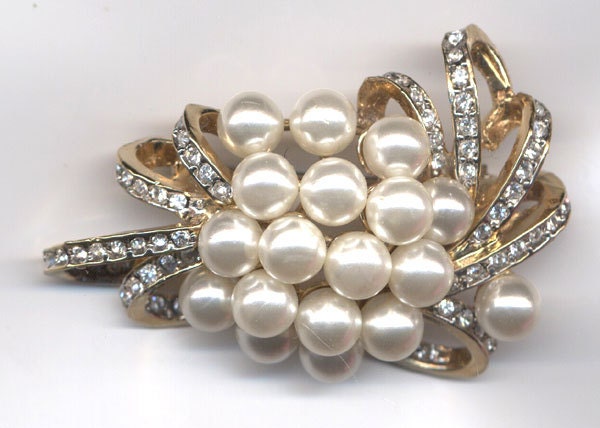 Vintage Faux Pearl Strass Brosche Vergoldete Blumenstrauß Anstecknadel Vintage Faux Pearl Strass Brosche Vergoldete Blumenstrauß Anstecknadel von GibsonsVintageShop