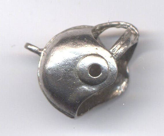 Vintage Sterling Silber Football Helm Anhänger 3D Sport Anhänger Vintage Sterling Silber Football Helm Anhänger 3D Sport Anhänger von GibsonsVintageShop