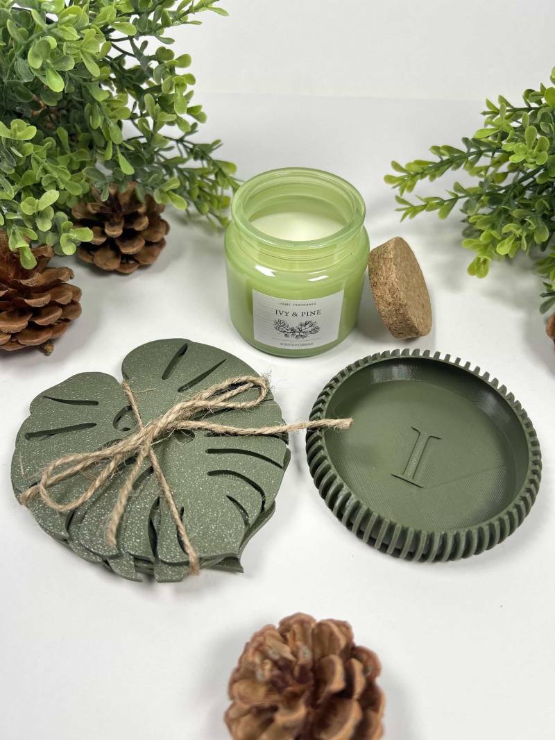 Personalisierte Schmuckbox Mit Initiale - Geschenkset Monstera-Blatt Untersetzern Und Duftkerze Personalisierte Schmuckbox Mit Initiale - Geschenkset Monstera-Blatt Untersetzern Und Duftkerze von GiftFactoryShopDe