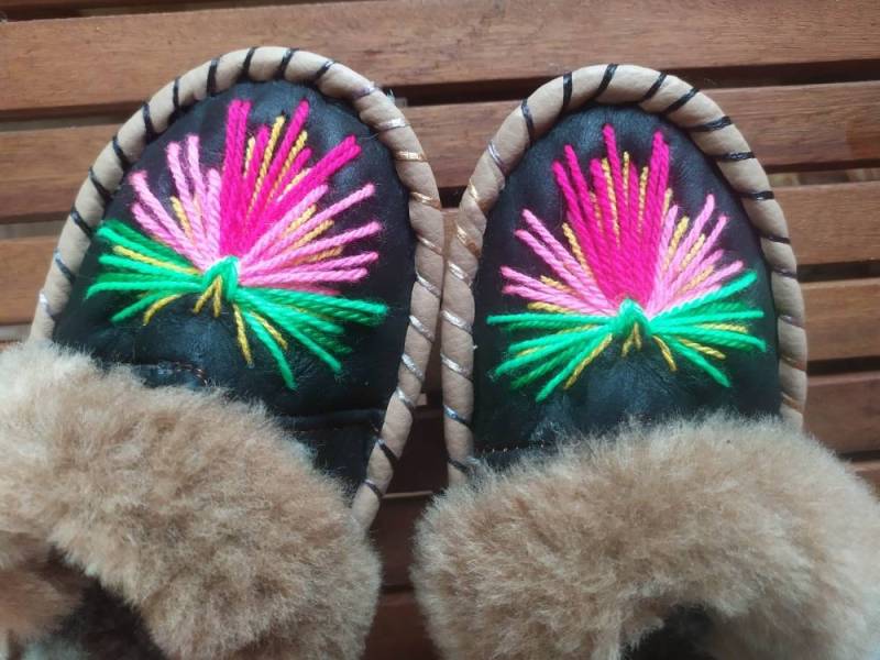 Schaffell Slip On Pantoletten Hausschuhe Warme Fellrutschen Winter Indoor Schuhe Handbestickte Für Frauen Sandalen Us 7, 5-8 von GiftFromUkraine