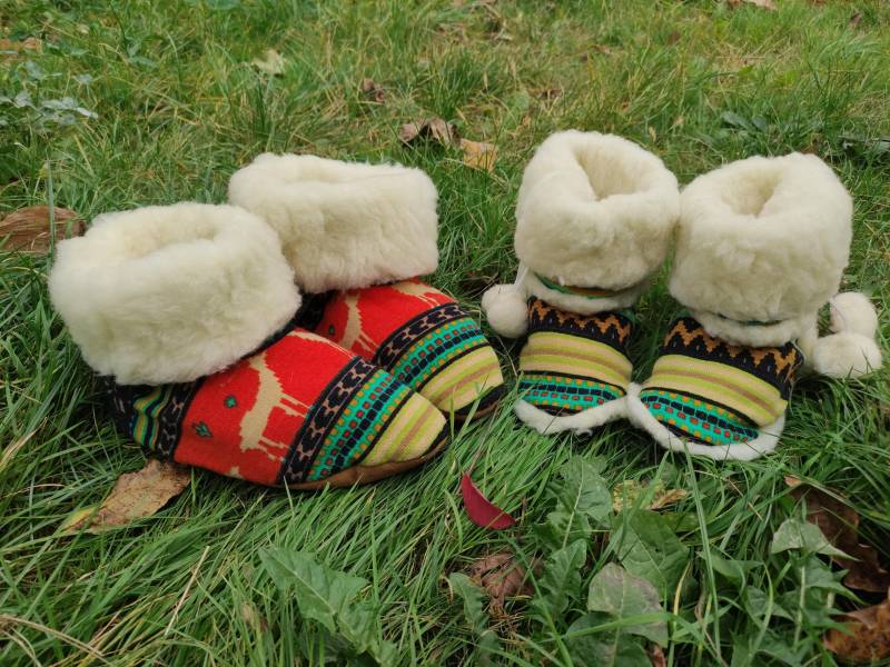 Handgefertigte Schafwolle Winterstiefel Warme Hausschuhe Für Damen Und Kinder von GiftFromUkraine