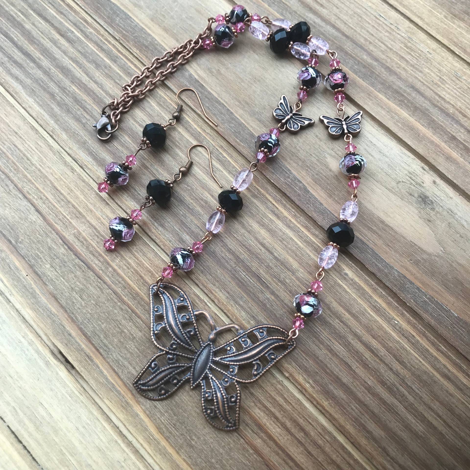 2-Teiliges Set/Kupfer-Schmetterling/Pink-, Schwarz - Und Rosenperlen-Halskette Mit Ohrringen 2-Teiliges Set/Kupfer-Schmetterling/Pink-, Schwarz - Und Rosenperlen-Halskette Mit Ohrringen von GiftGalleria