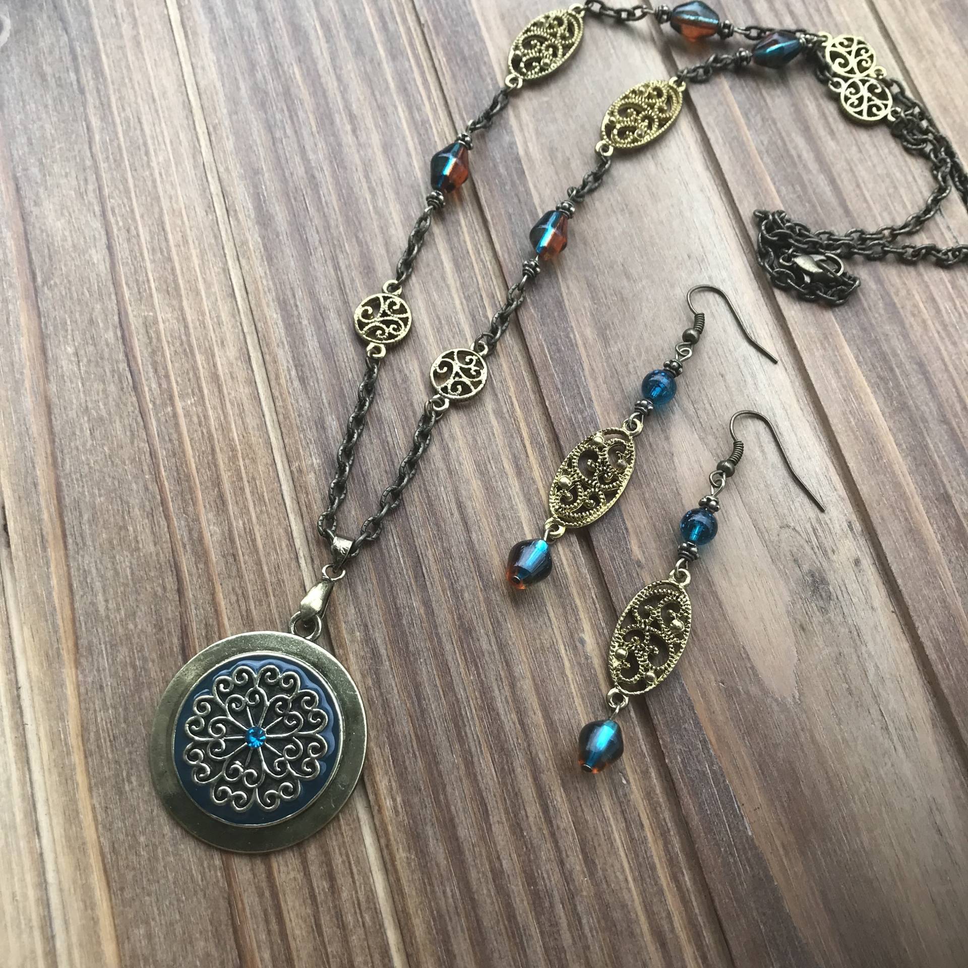 Blaues, Braunes Und Antikgoldfarbenes Halsketten - Ohrring-Set Blaues, Braunes Und Antikgoldfarbenes Halsketten - Ohrring-Set von GiftGalleria