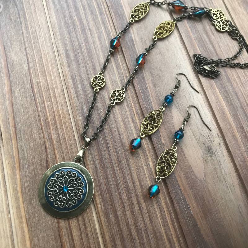 Blaues, Braunes Und Antikgoldfarbenes Halsketten - Ohrring-Set Blaues, Braunes Und Antikgoldfarbenes Halsketten - Ohrring-Set von GiftGalleria
