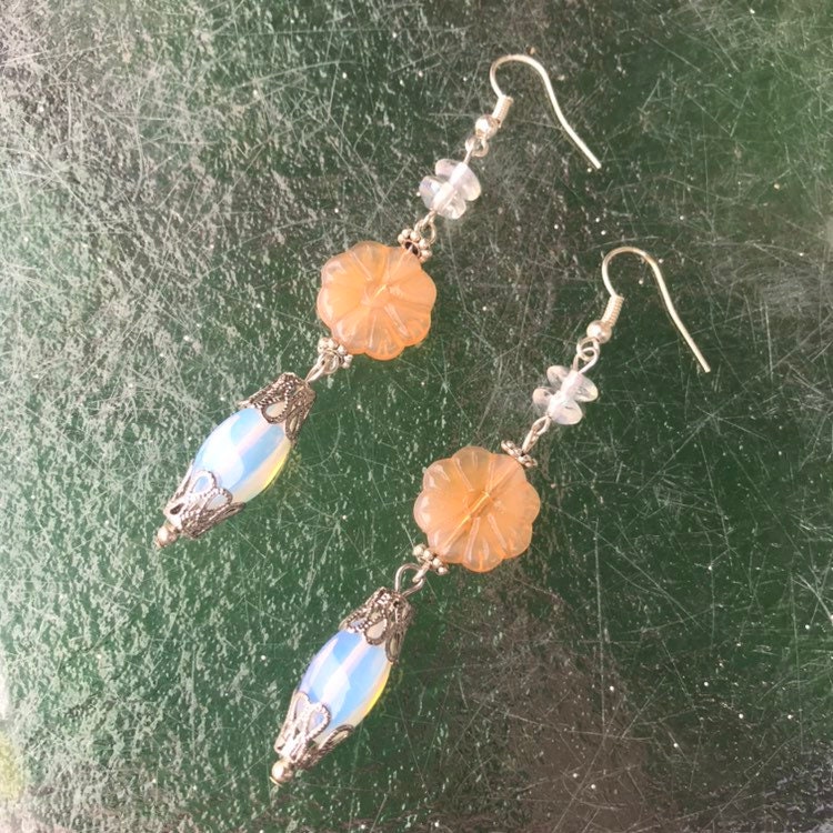 Orange Glasblüte Und Opalith Ohrringe Orange Glasblüte Und Opalith Ohrringe von GiftGalleria