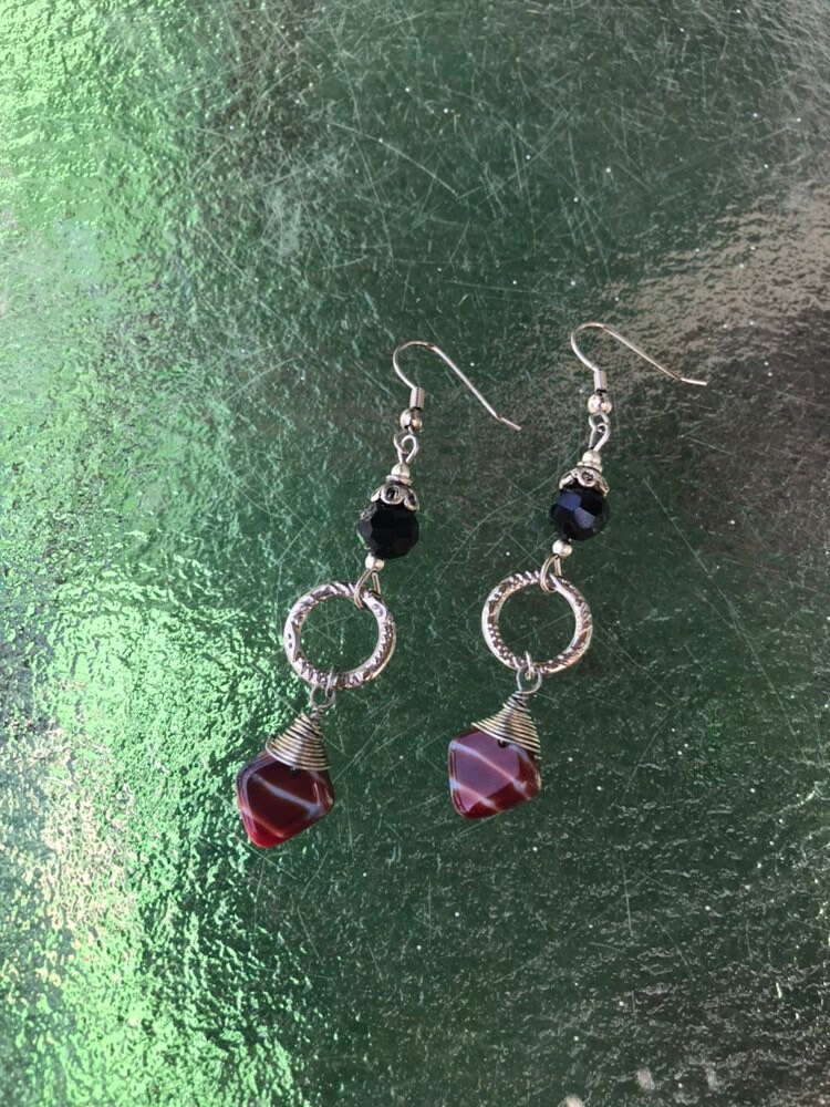 Rotes Glas Und Schwarzes Kristall Schwenken Ohrringe Rotes Glas Und Schwarzes Kristall Schwenken Ohrringe von GiftGalleria