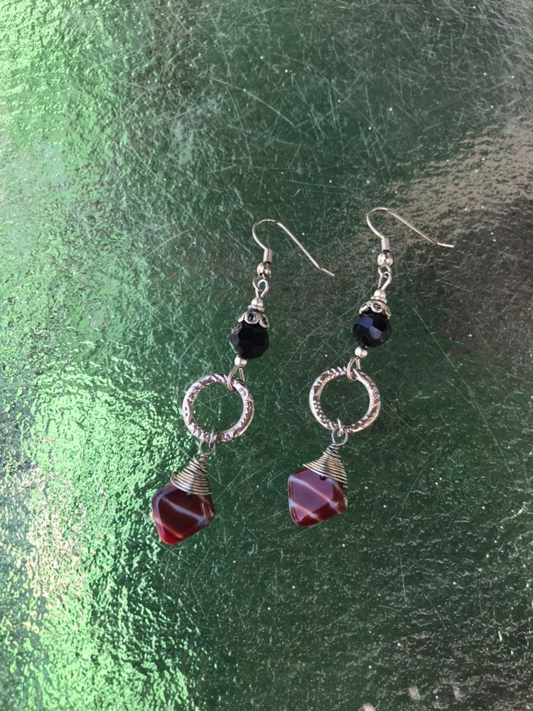 Rotes Glas Und Schwarzes Kristall Schwenken Ohrringe Rotes Glas Und Schwarzes Kristall Schwenken Ohrringe von GiftGalleria