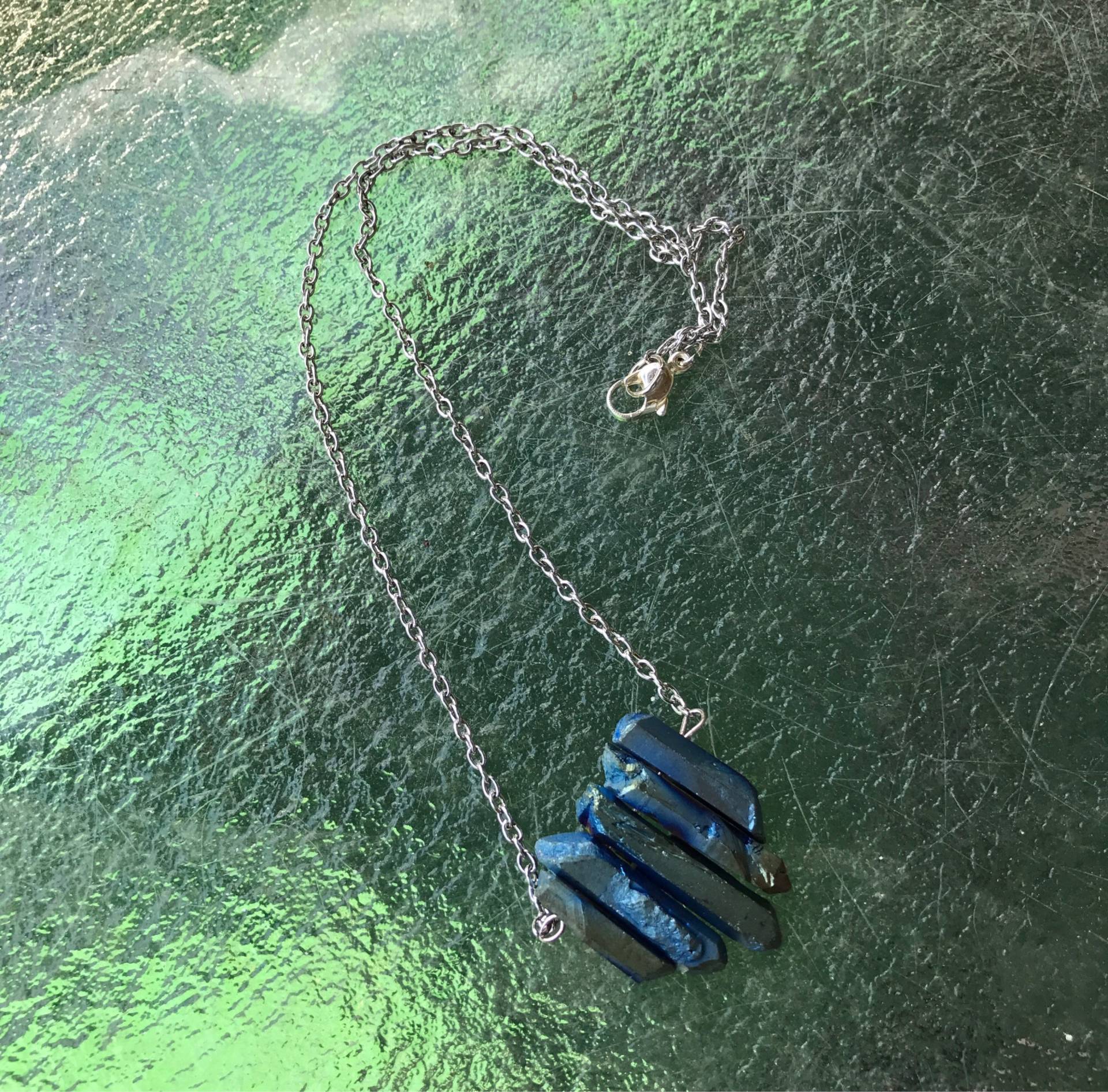Schillernd Roher Kristall-Quarzblaue Halskette Schillernd Roher Kristall-Quarzblaue Halskette von GiftGalleria