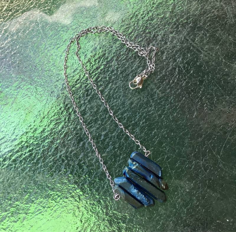 Schillernd Roher Kristall-Quarzblaue Halskette Schillernd Roher Kristall-Quarzblaue Halskette von GiftGalleria