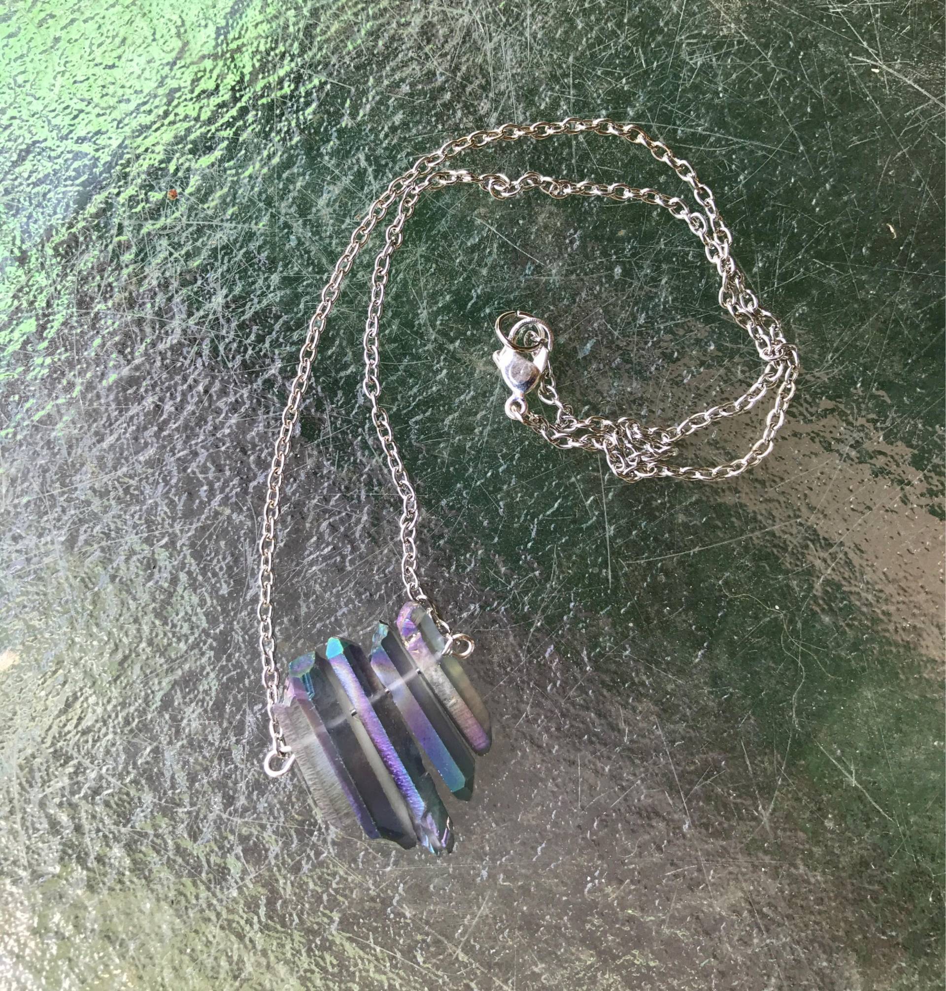 Schillernde Rohen Kristallquarz-Halskette Schillernde Rohen Kristallquarz-Halskette von GiftGalleria