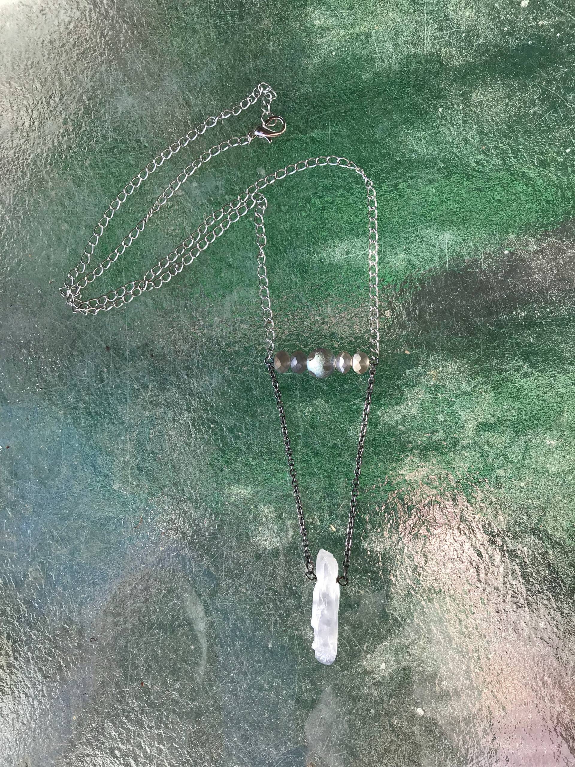 Schillernde Und Kristallsilberne Y-Halskette Schillernde Und Kristallsilberne Y-Halskette von GiftGalleria