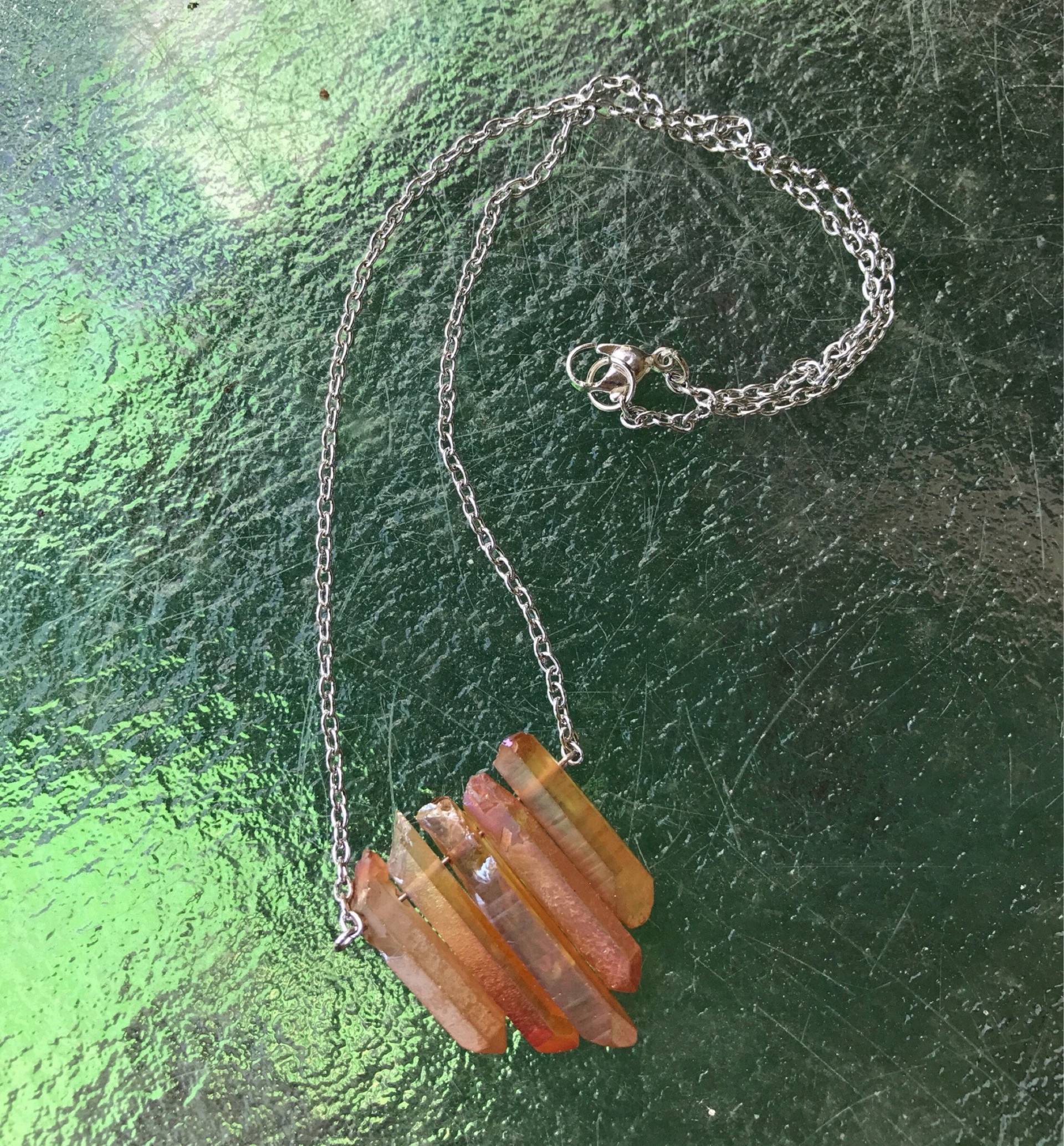 Schillernder Roher Kristall-Quarzorange Halskette Schillernder Roher Kristall-Quarzorange Halskette von GiftGalleria