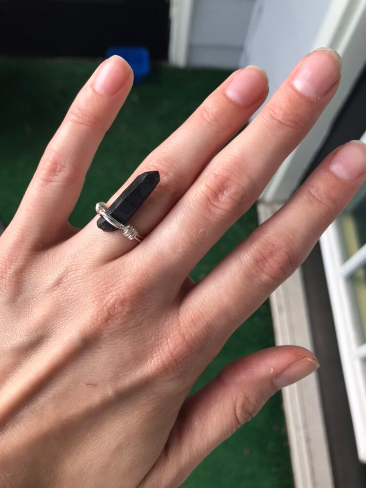 Schwarzer Kristall-Quarzpunkt-Draht Umwickelter Ring. Größe 5.25 Schwarzer Kristall-Quarzpunkt-Draht Umwickelter Ring. Größe 5.25 von GiftGalleria
