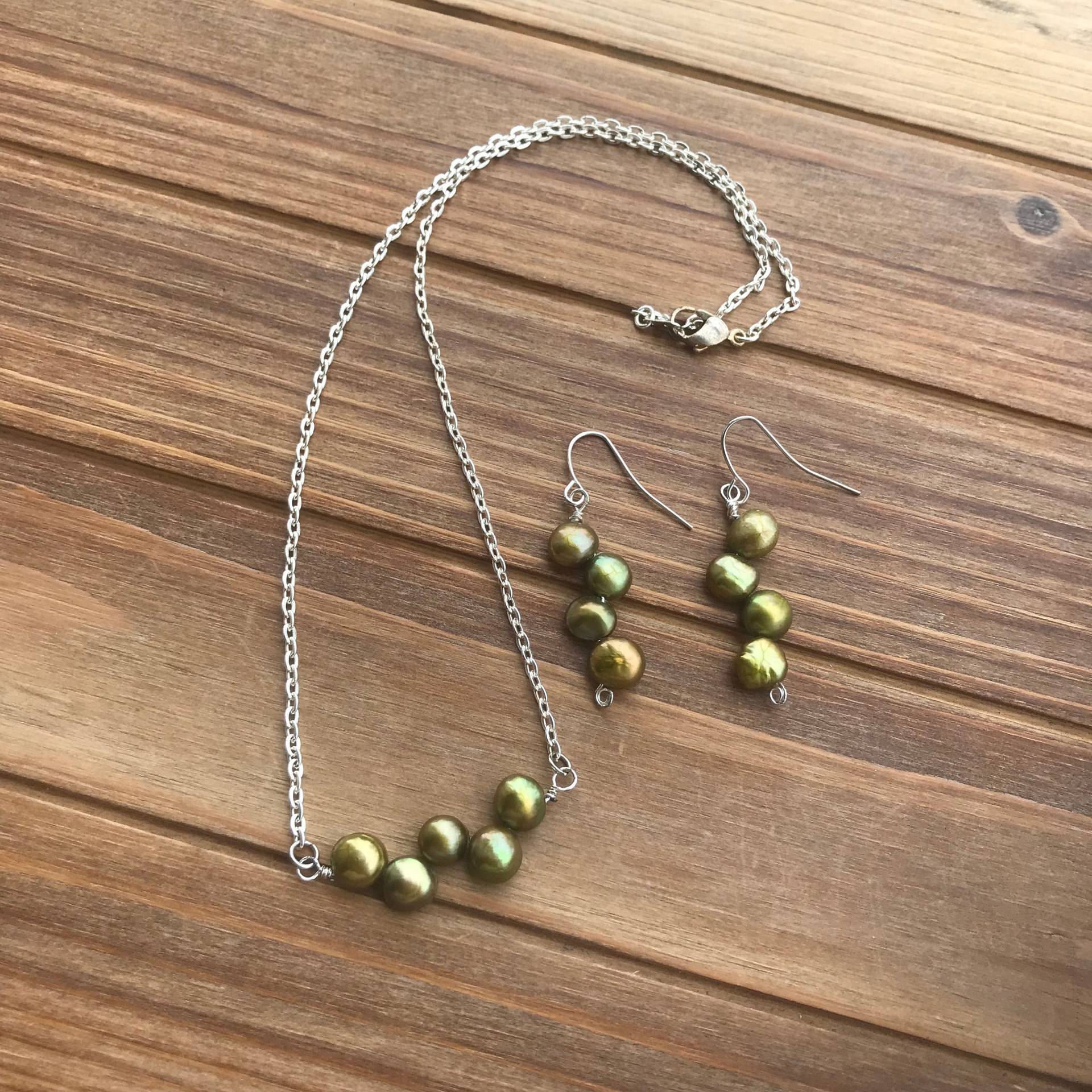 Set Aus Halskette Und Ohrringen Silber Mit Grünen Süßwasserperlen Set Aus Halskette Und Ohrringen Silber Mit Grünen Süßwasserperlen von GiftGalleria