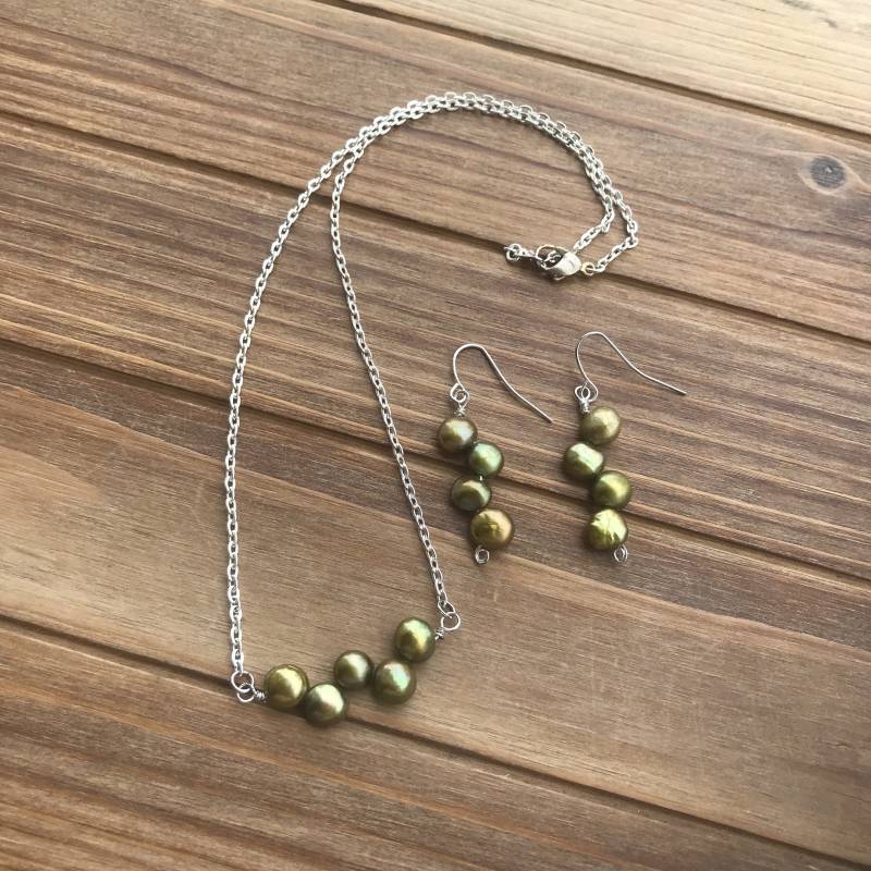 Set Aus Halskette Und Ohrringen Silber Mit Grünen Süßwasserperlen Set Aus Halskette Und Ohrringen Silber Mit Grünen Süßwasserperlen von GiftGalleria