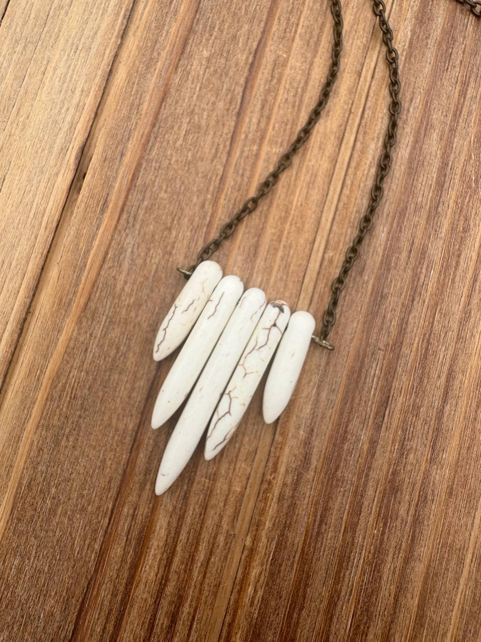 White Spike Und Antique Gold Halskette White Spike Und Antique Gold Halskette von GiftGalleria