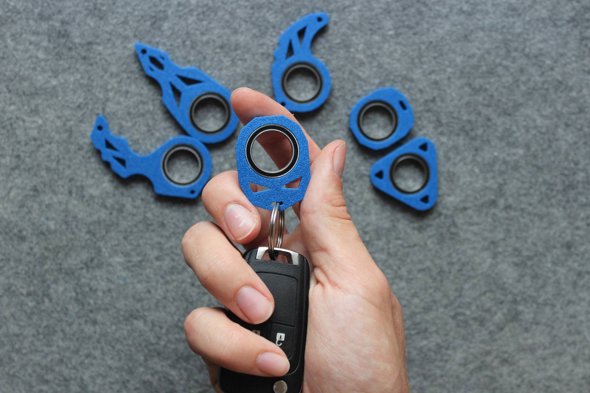 Spinly Fidget Keychain -Blue- Edition Key Spinner For Cool Moves - Karambit Style Schlüsselanhänger von GiftGlobe