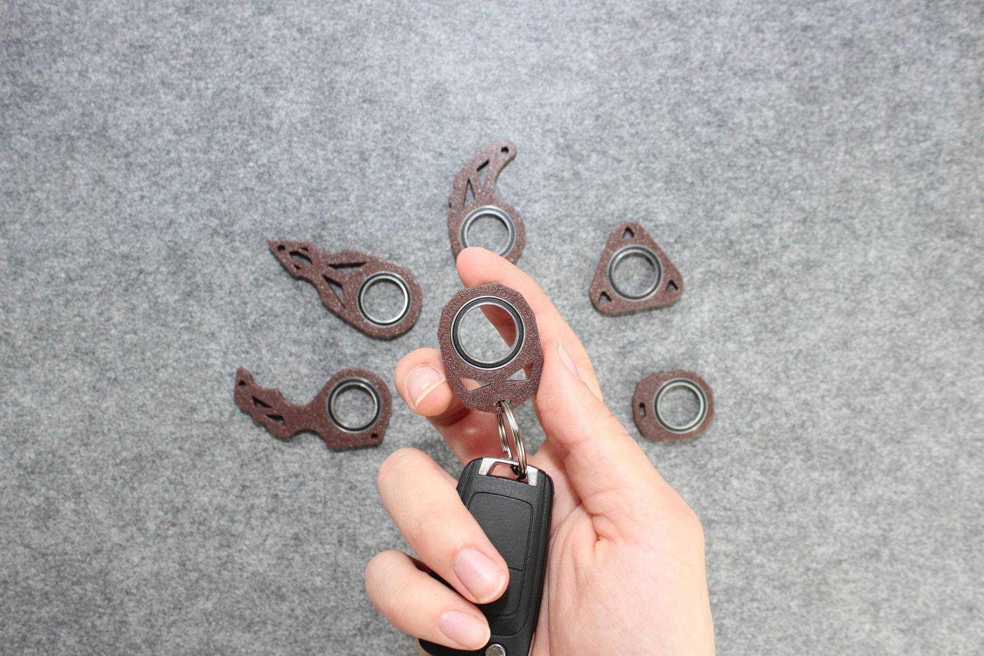 Spinly Fidget Keychain -Brown- Edition Key Spinner For Cool Moves - Karambit Style Schlüsselanhänger von GiftGlobe