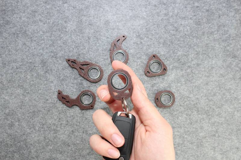 Spinly Fidget Keychain -Brown- Edition Key Spinner For Cool Moves - Karambit Style Schlüsselanhänger Spinly Fidget Keychain -Brown- Edition Key Spinner For Cool Moves - Karambit Style Schlüsselanhänger von GiftGlobe