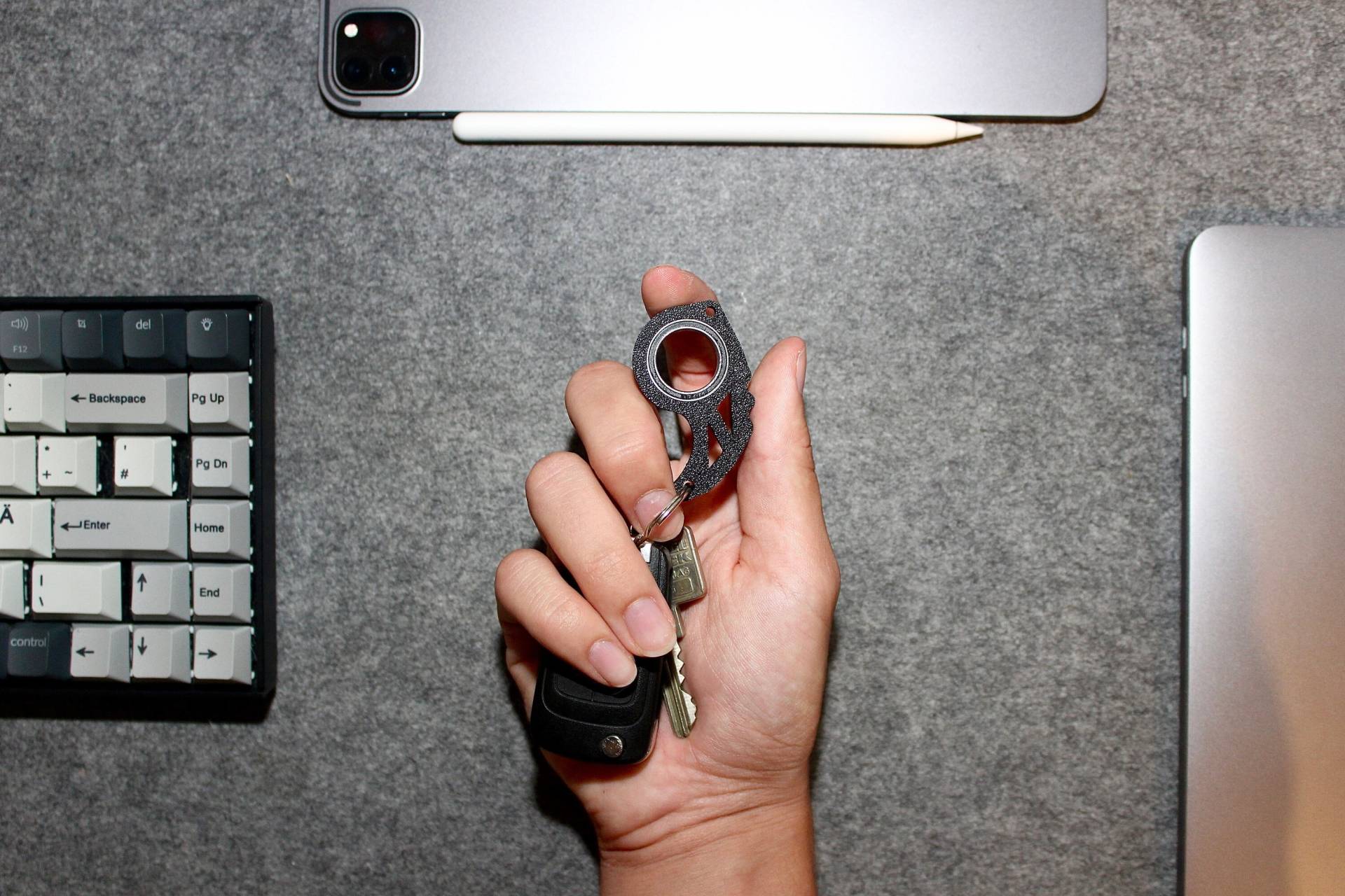 Spinly Fidget Keychain -Claw- Edition Key Spinner For Cool Moves - Karambit Style Schlüsselanhänger von GiftGlobe