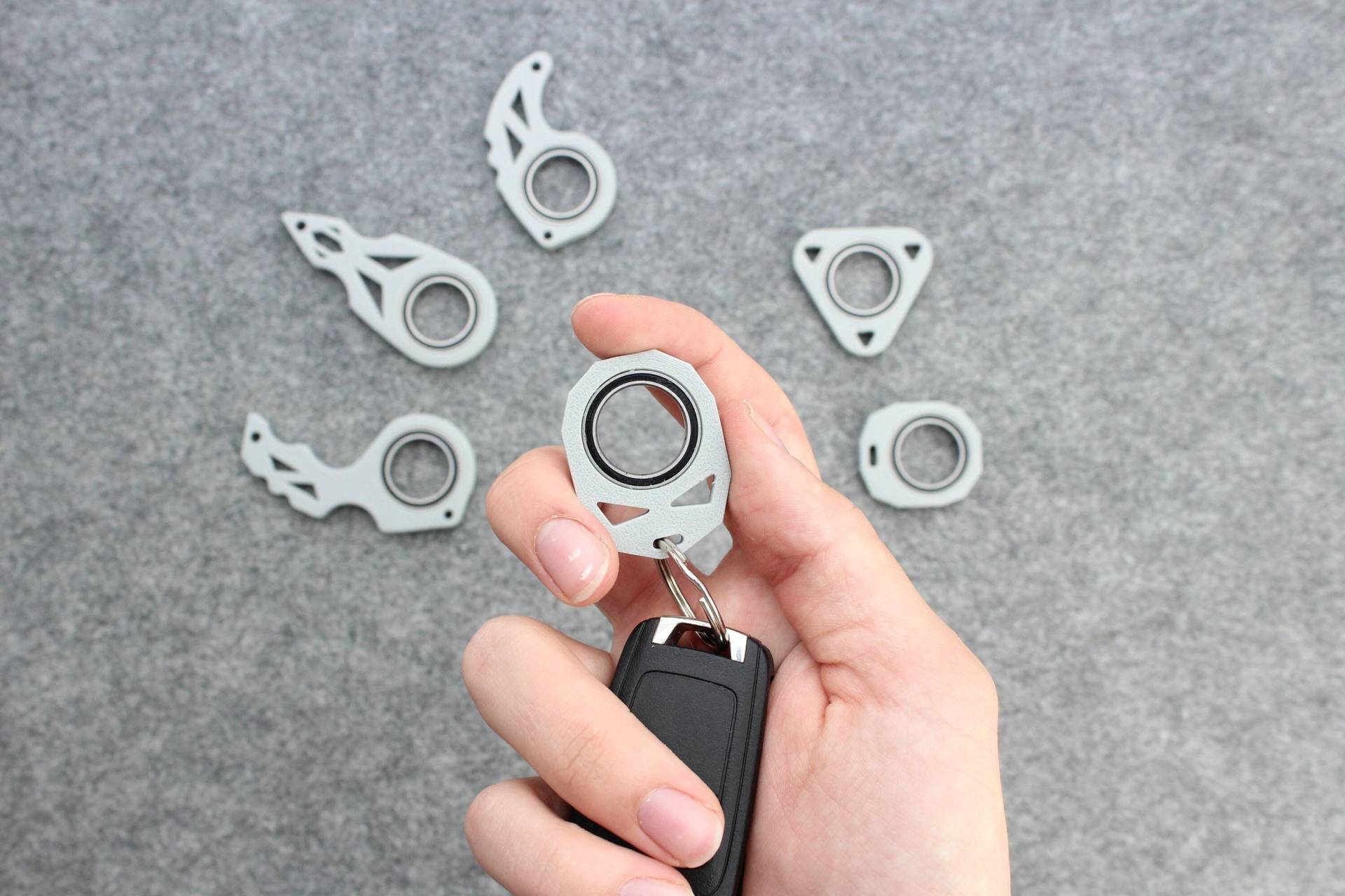 Spinly Fidget Keychain -Grey- Edition Key Spinner For Cool Moves - Karambit Style Schlüsselanhänger von GiftGlobe