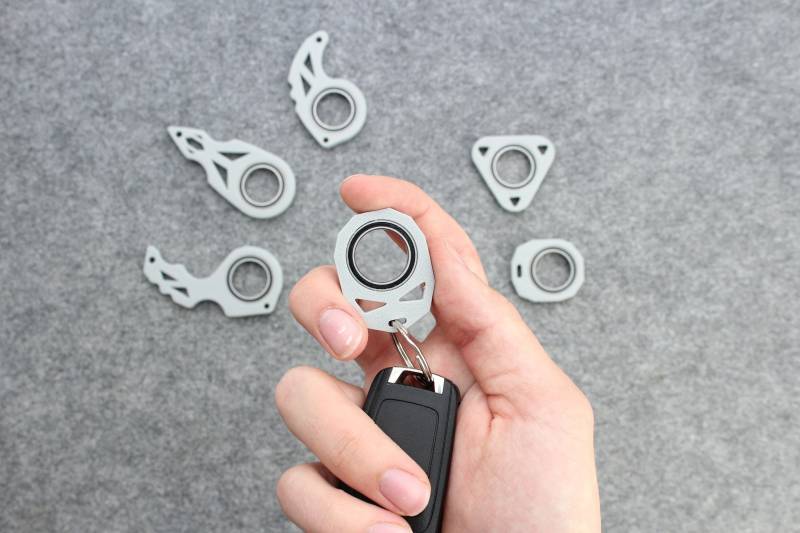 Spinly Fidget Keychain -Grey- Edition Key Spinner For Cool Moves - Karambit Style Schlüsselanhänger Spinly Fidget Keychain -Grey- Edition Key Spinner For Cool Moves - Karambit Style Schlüsselanhänger von GiftGlobe
