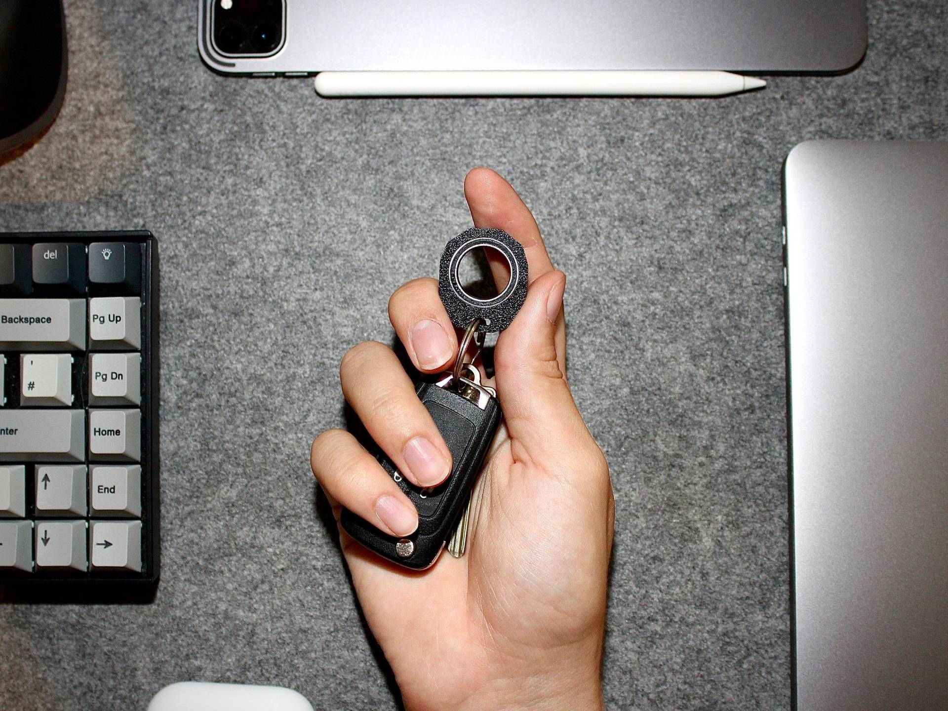 Spinly Fidget Keychain -Small- Edition Key Spinner For Cool Moves - Karambit Style Schlüsselanhänger von GiftGlobe