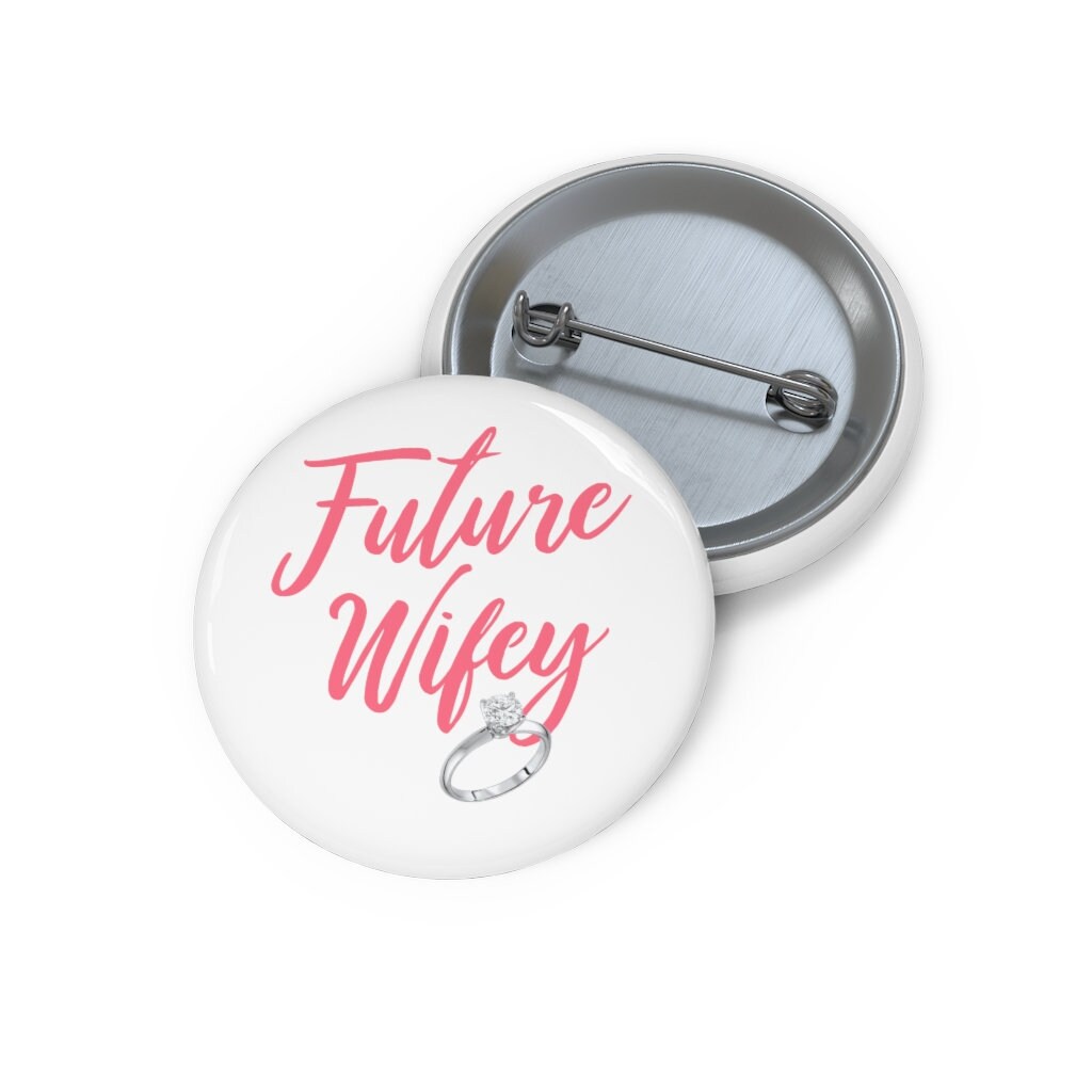 Zukünftige Wifey Pin, Zukünftige Button, Button-Set, Anstecknadel, Hut Emaille Pins, Anstecknadeln, Lustige Pin Zukünftige Wifey Pin, Zukünftige Button, Button-Set, Anstecknadel, Hut Emaille Pins, Anstecknadeln, Lustige Pin von GiftIdeasHere